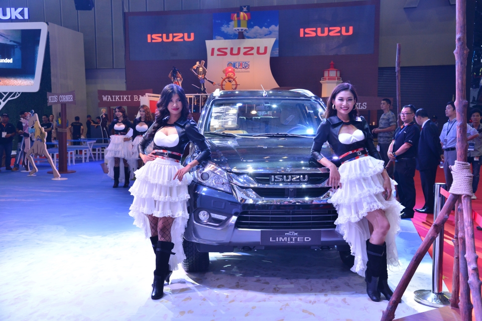 Isuzu MU-X Limited Edition: Sau khi ra mắt thị trường Việt cách đây 1 năm, MU-X được đông đảo khách hàng Việt hưởng ứng nhiệt tình. Với mục đích đa dạng hóa lựa chọn cho khách hàng, Isuzu đã mang đến triển lãm lần này phiên bản giới hạn của MU-X mang sắc đen huyền ảo bên cạnh phiên bản sơn trắng đã hiện diện tại kì triển lãm năm ngoái.
