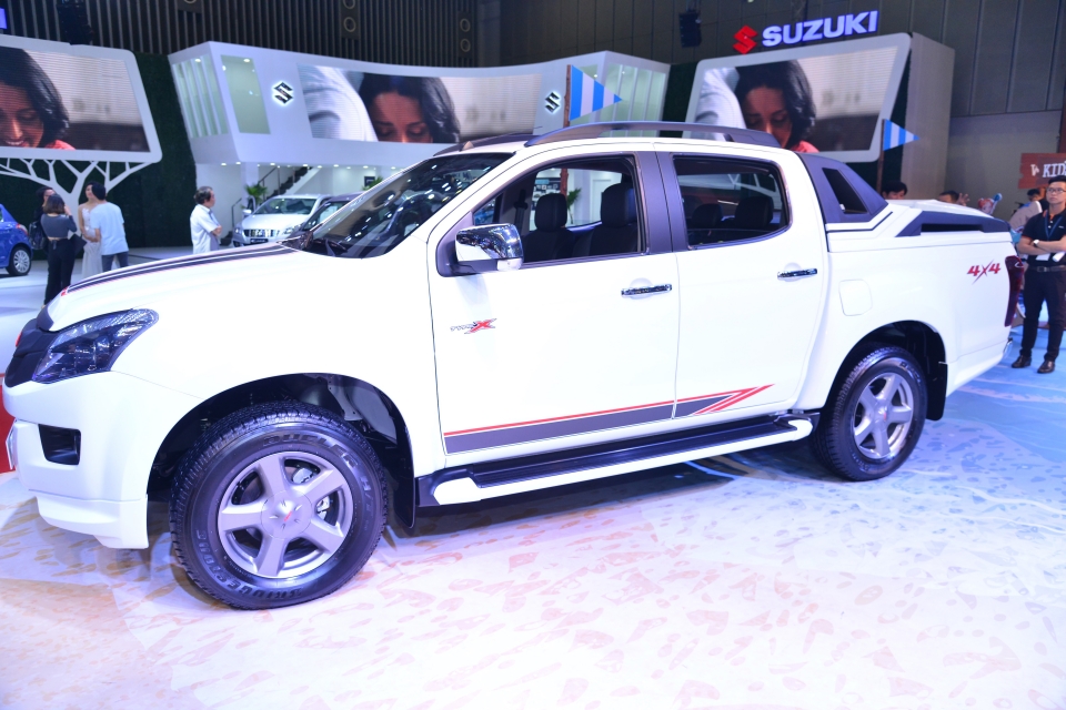 Isuzu D-max Type X 2017: D-Max Type X sở hữu ngoại thất trắng bắt mắt - khác biệt hẳn so với màu cam đậm ở Type Z. Vẻ ngoài của mẫu xe được tô điểm bằng bộ decal thể thao cùng các tấm ốp ở đầu xe. 