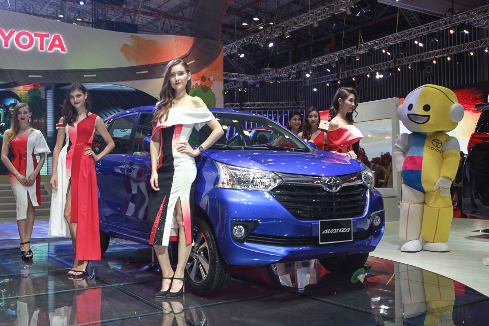Toyota Avanza: Kể từ lần ra mắt đầu tiên vào năm 2004, Toyota Avanza đã trở thành mẫu xe bán chạy nhất tại Indonesia đồng thời là sản phẩm chủ lực của phân khúc MPV thấp. Trong vòng chưa đầy 10 năm, tính đến tháng 3 năm 2013, doanh số Avanza đã đạt con số 1 triệu chiếc, lập nên kỷ lục chiếc xe bán nhanh nhất trên thị trường.  Avanza sử dụng hộp số tự động 4 cấp cùng động cơ 1,5 lít 4 xi-lanh Dual VVT-i, công suất 103 mã lực tại vòng tua máy 6.000 vòng/phút, mô-men xoắn cực đại 136 Nm tại 4200 vòng/phút, mang đến khả năng vận hành mạnh mẽ.  Sở hữu vẻ bề ngoài mạnh mẽ, Avanza nổi bật với cụm đèn phía trước dạng halogen gắn liền với lưới tản nhiệt. Trong khi đó, thiết kế phía sau xe nhấn mạnh vào chiều rộng mang đến cảm giác vượt trội cho một chiếc MPV nhỏ gọn.  Nội thất của Avanza mang phong cách mới nhưng tính năng tiện nghi và thực tế vẫn được đặt lên hàng đầu. Hàng ghế thứ ba có thể gấp lại một cách độc lập ở cả hai bên, mang đến một không gian rộng rãi cho hàng khách.  Avanza mới cũng đã được trang bị các tính năng an toàn tiêu chuẩn như: Túi khí cho người lái và ghế phụ, dây an toàn 3 điểm cho tất cả các ghế, cửa sổ điện chống kẹt cho ghế lái, ISOFIX, khóa trẻ em, và trang bị ABS cho tất cả các phiên bản.