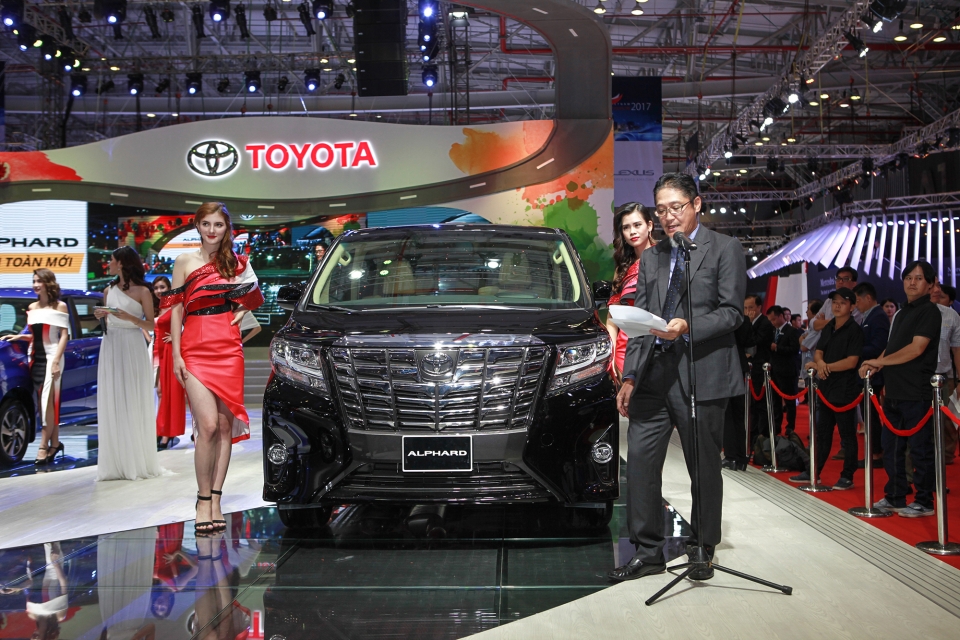 Toyota Alphard: Alphard ra mắt thị trường lần đầu tiên dưới dạng mẫu xe minivan tại Nhật Bản vào năm 2002. Cái tên Alphard bắt nguồn từ chữ “Alpha” trong tiếng Hy Lạp - tên gọi của ngôi sao sáng nhất trong những chòm sao trên bầu trời. Với ngoại thất hiện đại mạnh mẽ, nội thất tiện nghi lịch lãm, Alphard là một chiếc xe đa dụng MPV cỡ lớn hạng sang có khả năng vận hành xuất sắc và độ an toàn cao.  Điểm nổi bật làm nên đẳng cấp sang trọng của Alphard chính là thiết kế của hệ thống ghế ngồi. Ghế lái chỉnh điện 6 hướng bọc da và có kiểu dáng lịch lãm, ôm lấy người sử dụng, tạo sự thoải mái dù phải di chuyển trên địa hình phức tạp hay trên những cung đường dài. Ghế thương gia sử dụng da tự nhiên cho hàng ghế thứ 2 với đệm để chân chỉnh điện, khoảng cách ghế trượt dài và không gian rộng rãi.  Alphard hiện được Toyota giới thiệu tại Việt Nam với 1 phiên bản duy nhất sử dụng động cơ xăng V6 3.5L dẫn động cầu trước, số tự động 6 cấp. Chiếc xe sở hữu nội thất màu be kết hợp với 4 tùy chọn màu ngoại thất mới ấn tượng: Đen bóng (202), trắng ngọc trai (070), trắng ngọc trai cao cấp(086) và màu bạc (1F7).