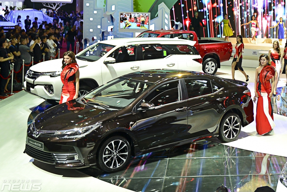 Toyota Corolla Altis: Tại Việt Nam, mẫu xe Corolla lần đầu tiên được giới thiệu vào năm 1996. Xuyên suốt 20 năm phát triển tại thị trường Việt Nam, với 9 lần thay đổi và cải tiến, Corolla Altis đã chinh phục được ngay cả những khách hàng khó tính để nhanh chóng trở thành một trong những mẫu xe được ưa chuộng nhất trên thị trường với tổng doanh số bán cộng dồn đạt gần 63.000 xe (tính đến hết tháng 6/2017).  Corolla Altis mới 2017 trang bị nhiều tính năng hiện đại và tiên tiến như: Gương chiếu hậu chỉnh điện, tự động gập, có màu cùng màu thân xe, DVD 7 inch tích hợp thêm kết nối HDMI, Wifi, và có thể điều khiển bằng giọng nói trên phiên bản 2.0V CVT, màn hình hiển thị đa thông tin TFT4.2 inch mầu thay vì đơn sắc như phiên bản trước trên tất cả các phiên bản.  Sở hữu thiết kế sắc sảo và đột phá kết hợp với nội thất sang trọng tinh tế cùng khả năng vận hành mạnh mẽ nhưng vẫn đảm bảo tiết kiệm nhiên liệu tối ưu, Corolla Altis hoàn toàn đáp ứng sự mong đợi của người tiêu dùng Việt.  Corolla Altis 2017 ra mắt tại thị trường Việt với 3 phiên bản: phiên bản 2.0V hộp số tự động vô cấp thông minh CVT-i, phiên bản 1.8G hộp số tự động vô cấp CVT và phiên bản 1.8G số sàn 6 cấp với 3 màu ngoại thất gồm: Nâu ánh đồng, Đen và Bạc.
