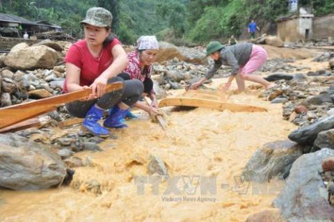 Cả đời tôi chưa bao giờ chứng kiến cơn lũ kinh hoàng đến thế!