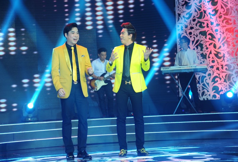Cả hai cùng diện trang phục tông vàng nổi  bật. Đây là lần đầu tiên hai thầy trò cùng song ca trên sân khấu ca khúc 