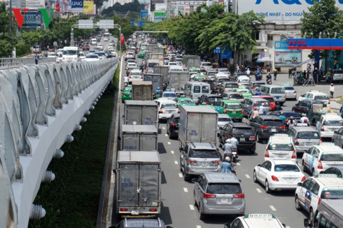 Cầu vượt Sân bay Tân Sơn Nhất: Lãng phí, kẹt xe vẫn nghiêm trọng