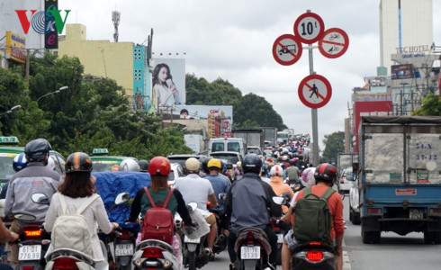 Các ngả ra vào sân bay Tân Sơn Nhất luôn trong tình trạng kẹt xe