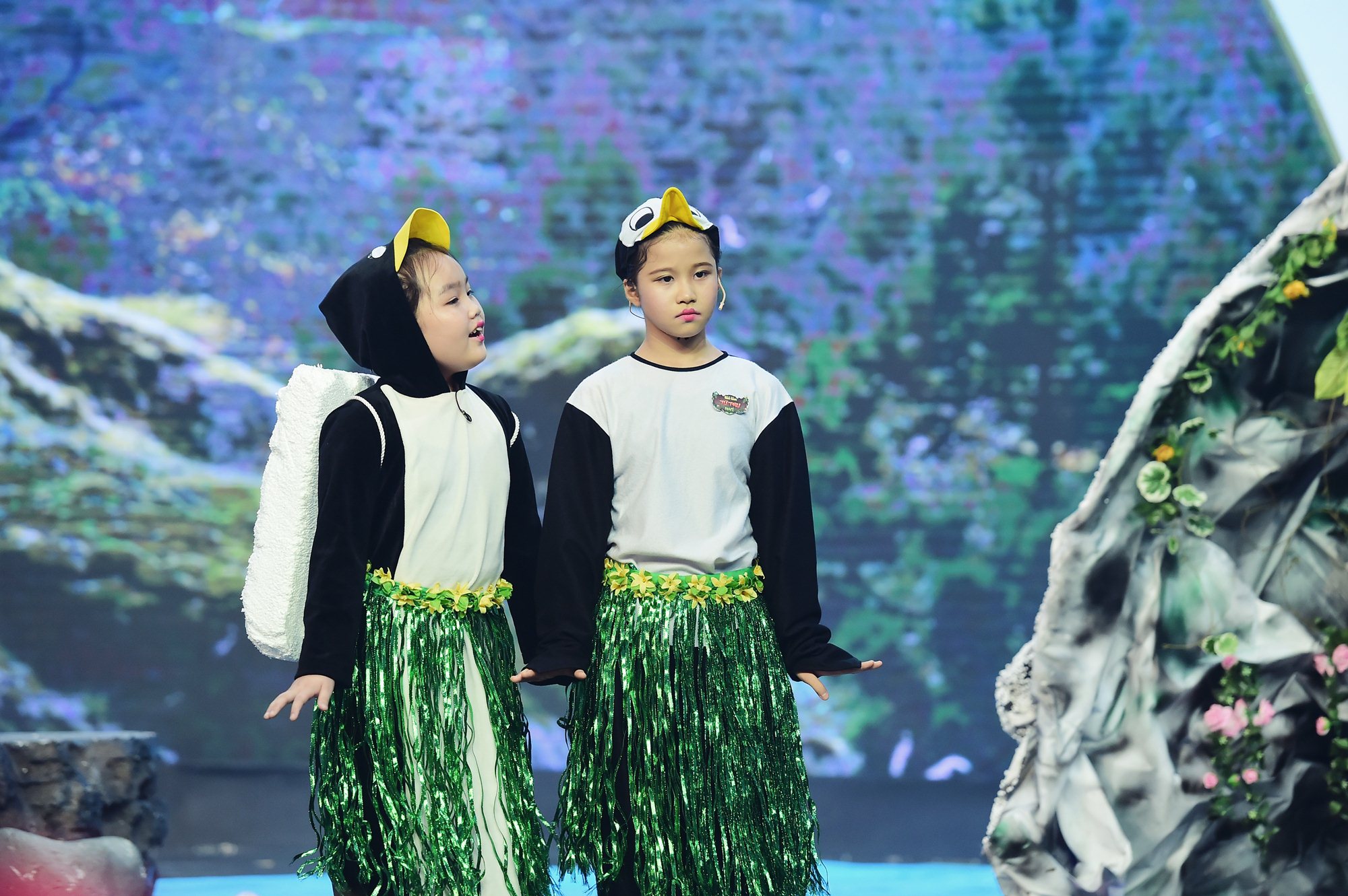 Hoàng Vân cực nhập vai trong tiết mục 