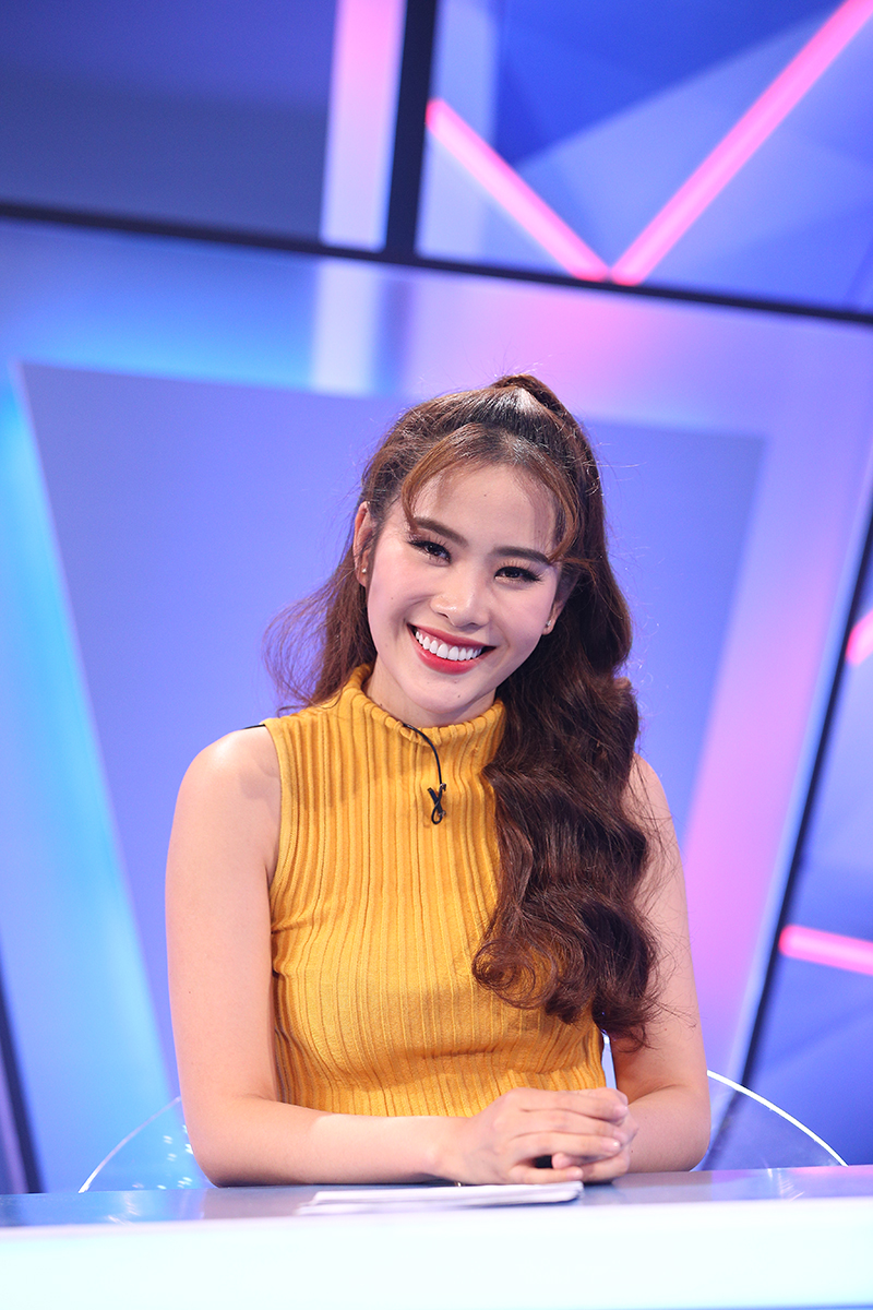 Nam Em xuất hiện xinh đẹp với tư cách là MC trong chương trình.