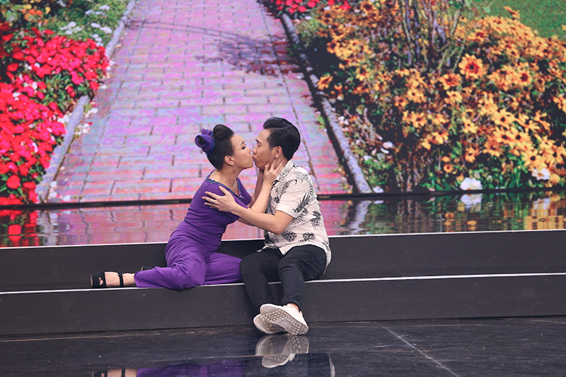 VViệt Hương vâ Anh Đức quyết tâm “chơi khó” đội còn lại bằng cách trao cho nhau nụ hôn cuối cùng trước khi rời xa.