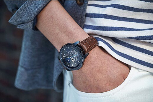 Gear S3 Classic mang đậm nét lịch lãm của một quý ông, trong khi Gear S3 Frontier hướng đến tính cách năng động, mạnh mẽ.