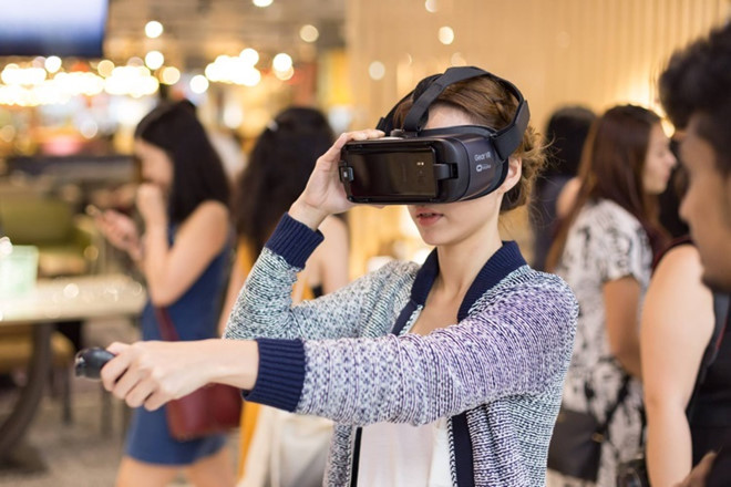 Tận dụng cần điều khiển gọn nhẹ khi tham gia các game hành động như bắn súng.