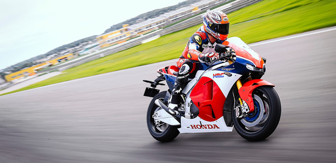 1. Honda RC213V-S: Honda RC213V-S là phiên bản thương mại của siêu chiến mã RC213V mà Marc Marquez và Dani Pedrosa cưỡi trong giải đua MotoGP. Đây cũng là một trong mẫu xe thương mại đắt nhất thế giới hiện nay. Ở phiên bản đường phố, Honda đã lược bỏ một vài tính năng của RC213V nhưng vẫn đảm bảo phẩm chất của xe đua như khung nhôm siêu nhẹ, dàn áo sợi carbon, các thiết bị điện tử tiên tiến và phanh, giảm sốc hiệu suất cao. 