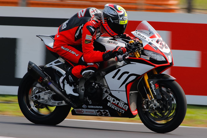 3. Aprilia RSV4 FW-GP: Từ năm 2009, Aprilia RSV4 là gia đình siêu xe đua thành công nhất với 7 danh hiệu superbike thế giới. Tiếp nối thành công đó, Aprilia đã tung ra siêu phẩm Aprilia RSV4 FW-GP 2017. RSV4 FW-GP sở hữu động cơ V4 nghiêng 65 độ, dung tích 999,6 cc sử dụng các van khí nén tương tự động cơ trên chiếc xe đua MotoGP RS-GP 15. Động cơ này có thể mang lại sức mạnh lên đến hơn 250 mã lực. Phiên bản FW-GP được trang bị hệ thống điều khiển động cơ điện tử trung tâm APX2 hiện đại của Aprilia. Xe còn được trang bị hệ thống kiểm soát bám đường thích ứng, phanh động cơ tùy chỉnh, kiểm soát khởi động và chuyển số nhanh theo hướng lên xuống. 
