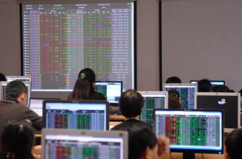 Cổ phiếu ngân hàng, khoáng sản tăng bất chấp thông tin xấu