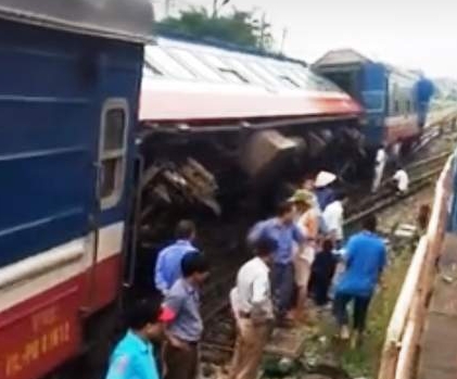 Tàu bị trật bánh khi vào ga ở Hà Nội