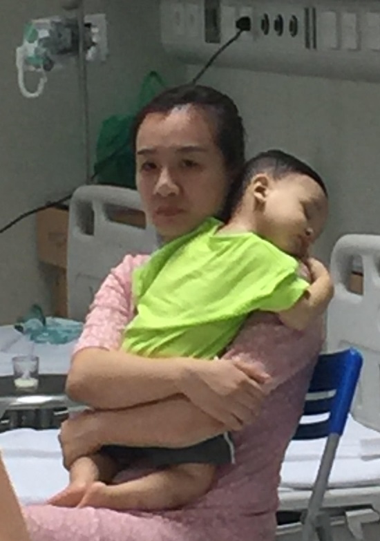 Bé trai bị bạo hành