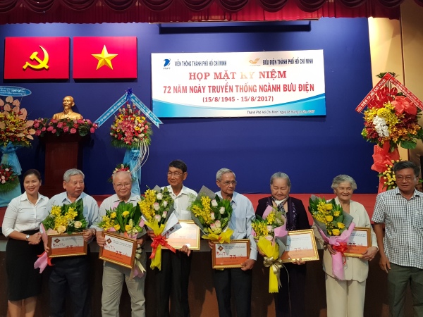 Lãnh đạo Viễn thông và Bưu điện TP.HCM tặng hoa mừng thọ các cán bộ hưu trí.