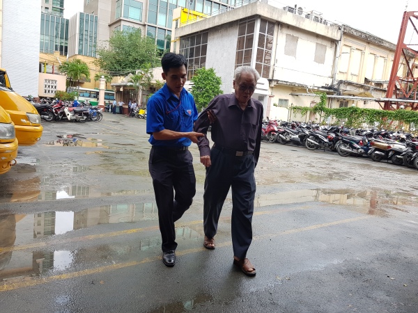 Các bạn Đoàn viên Viễn thông và Bưu điện TP.HCM đã ra tận sân, cổng để hỗ trợ đón tiếp các cán bộ hưu trí