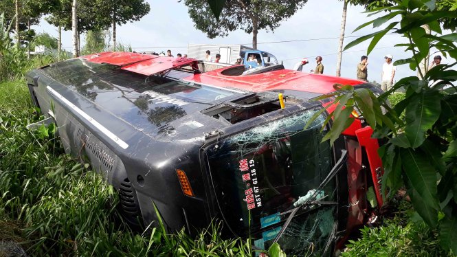 Xe giường nằm chở 35 hành khách lật nhào xuống mương nước