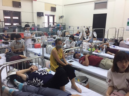 Bác sĩ ngã xe gãy ngón chân không được nghỉ vì quá tải bệnh nhân sốt xuất huyết