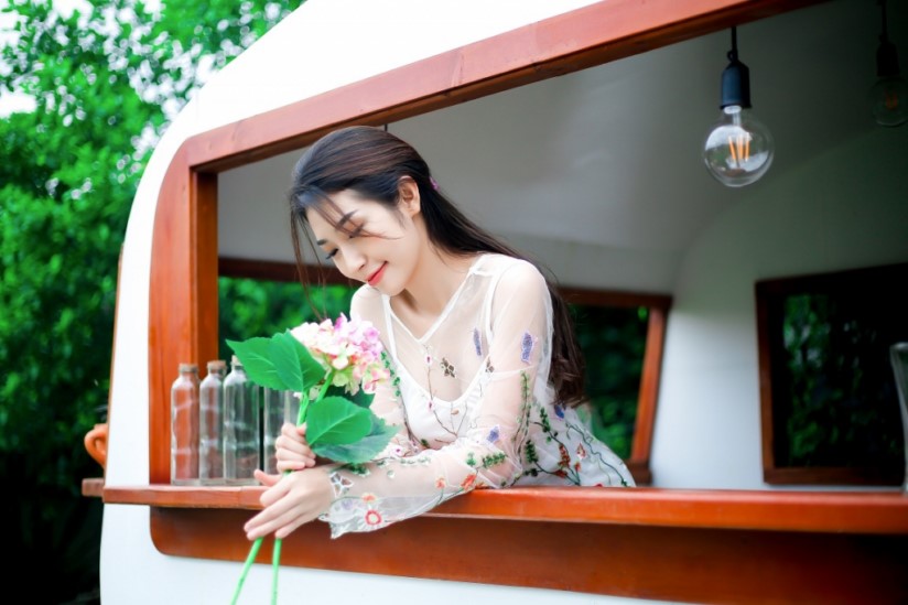 Trong MV, Khổng Tú Quỳnh biến hóa đa dạng từ hình tượng nữ tính, dịu dàng...