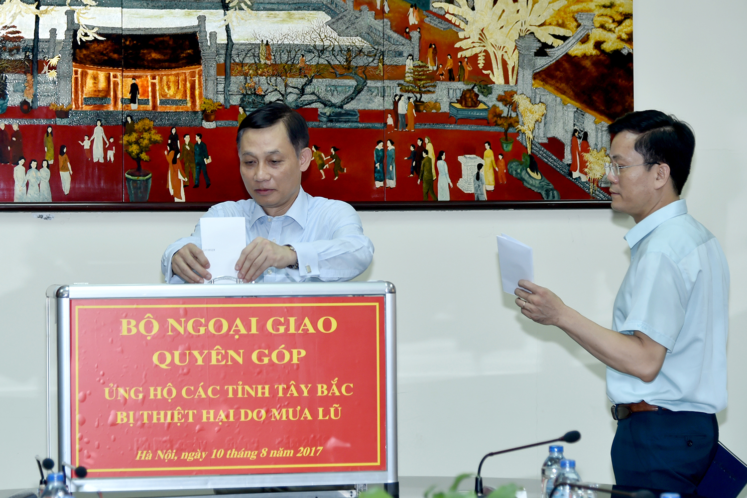 Đông đảo các Lãnh đạo Bộ, lãnh đạo các đơn vị và cán bộ Bộ Ngoại giao tham gia quyên góp.