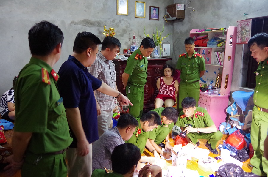 Cơ quan chức năng khám xét nơi ở của đối tượng Ngân
