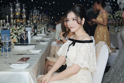 Lý Nhã Kỳ diện lại váy tiền tỷ đến mừng sinh nhật Nguyên Vũ