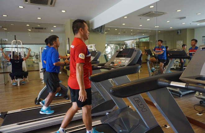 Kết thúc buổi tập của U22 Việt Nam, khi Công Phượng, Tuấn Anh, Xuân Trường...về phòng nghỉ ngơi thì toàn bộ Ban huấn luyện lại vào phòng GYM để tiếp tục tập luyện.