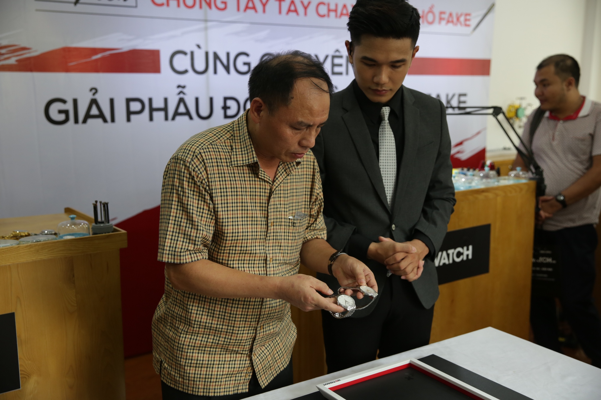 Phó Chánh Văn phòng Ban chỉ đạo 389 cùng trải nghiệm thực tế phân biệt đồng hồ fake. Ảnh:NS