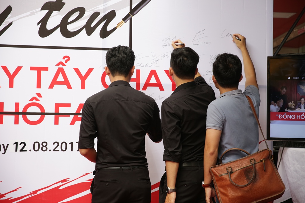 Nhiều khách hàng đã tham gia ký tên tẩy chay đồng hồ fake. Ảnh:NS