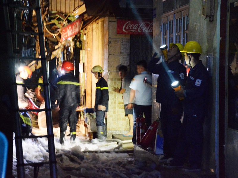 Cháy nhà ở trung tâm quận 1, du khách hoảng hốt bỏ chạy