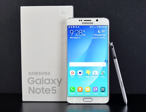 Samsung Galaxy Note 5 (10,39 triệu đồng). Galaxy Note 5 cũng được trang bị công nghệ sạc nhanh sẽ giúp bạn chỉ mất khoảng 90 phút để đầy 100% pin. Camera sau có độ phân giải 16 MP có khẩu độ f1.9 giúp ảnh thu được nhiều ánh sáng hơn, tính năng chống rung quang học thông minh hạn chế ảnh bị rung hay mất nét. Camera trước có độ phân giải 5 MP thu được nhiều sáng, chi tiết rõ nét. Thiết bị sử dụng chip xử lý Exynos 7420, tốc độ 4 nhân 1.5 GHz Cortex-A53 và 4 nhân 2.1 GHz Cortex-A57, RAM 4 GB, bộ nhớ trong 32 GB. Smartphone có màn hình 5,7-inch với độ phân giải 2K, công nghệ Super AMOLED cho màu sắc chân thật.