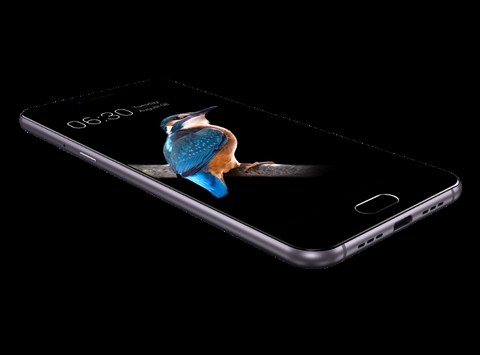 Bphone 2017 (9,79 triệu đồng). Bphone là sản phẩm điện thoại made in Việt Nam vừa ra mắt hôm 8/8 của BKAV. Smartphone được trang bị màn hình 5,5-inch Full HD, chạy trên hệ điều hành B-OS (Android 7.1), bộ vi xử lý là chip Qualcomm Snapdragon 625 8 nhân; RAM 3GB cùng bộ nhớ trong dung lượng 32 GB; camera sau 16MP, camera trước 8MP. Pin dung lượng 3000mAh của Bphone 2017 được quảng cáo giúp người dùng sử dụng smartphone 2 ngày thoải mái. Còn với người dùng sử dụng rất nhiều, pin đáp ứng thoải mái trong 1,5 ngày. Người dùng ở mức độ bình thường, pin thoải mái 2 ngày mới phải sạc.