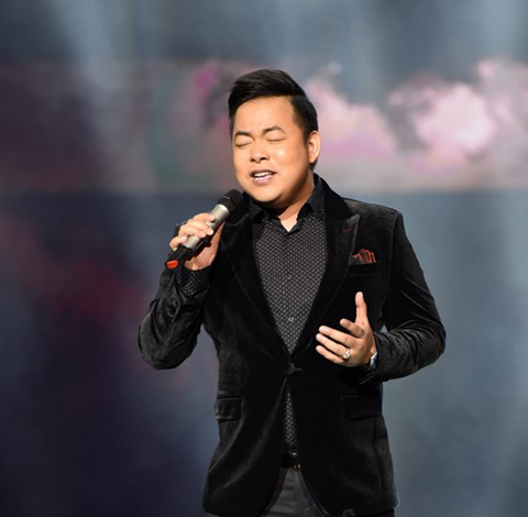 Quang Lê &quot;chiều&quot; khán giả Hà thành hết mức trong liveshow của Lệ Quyên
