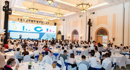 Ông Giáp Văn Kiểm - Phó Tổng GĐ Cen Land thuyết trình tại sự kiện.