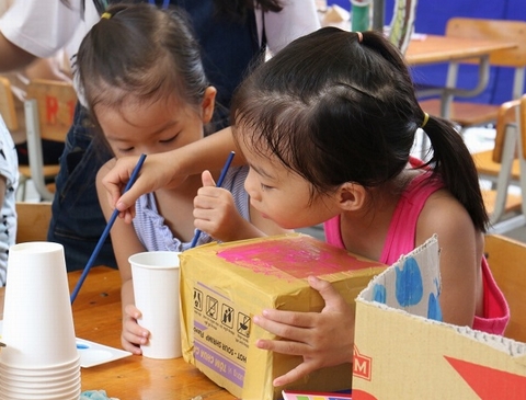 Khu Tương Tác là nơi các em nhỏ thỏa sức thể hiện khả năng sáng tạo qua việc học làm những món đồ xinh xắn từ vật liệu tái chế. 