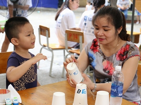 Các em được nâng cao ý thức về môi trường, đồng thời tạo điều kiện cho các bậc phụ huynh gần gũi với con. 