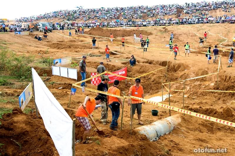 Dưới cái nắng oi bức tại Đồng Mô, Sơn Tây, hàng ngàn khán giả vẫn 