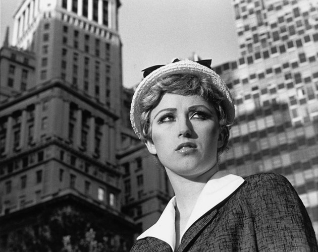 Cindy Sherman là một nhiếp ảnh gia người Mỹ và đạo diễn phim. Tác phẩm nổi tiếng nhất được biết đến lại là chân dung của cô. Kể từ khi cô xuất hiện trong khung cảnh nghệ thuật cuối những năm 1970, hình ảnh của cô đã trở thành một trong số bức ảnh có giá trị nhất từng được sản xuất. Bằng cách thao túng người xem và tái tạo lại bản sắc của mình, Sherman tạo chỗ đứng mới cho nhiếp ảnh trong mỹ thuật. 