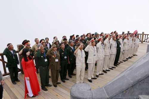 Bác Dự là một trong 50 cựu chiến binh Sa Pa, cùng 50 thầy và trò trường tiểu học thị trấn Sa Pa cũng có chung những xúc cảm tự hào như thế khi cùng dự lễ Thượng cờ trên đỉnh cao 3143m trong ngày 27/7/2017.