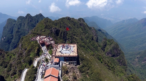 Giờ đây, người Việt đến với Fansipan không chỉ để chạm vào chóp kim loại huyền thoại, mà lý do chính là để được chiêm ngưỡng lá cờ tổ quốc kiêu hãnh tung bay trong gió lộng, bất chấp nắng mưa…, được chạm tay vào cột cờ đá khổng lồ trên đỉnh cao ấy, như một cách khác để thể hiện niềm tự hào Việt Nam và khát vọng chinh phục đỉnh cao.