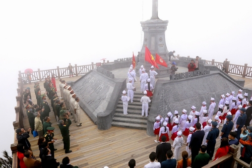 Hơn 5 tháng dầm mình trong mưa lạnh, trong sương mù và cả cái nắng muốn lột từng lớp da, những người công nhân nơi đỉnh cao ấy đã tạo nên một công trình kỳ vỹ mà mỗi lần nhắc đến, chính họ cũng đều cảm thấy thiêng liêng.