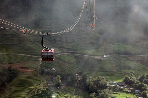 Vậy là trên đỉnh cao 3.143m, du khách giờ đây có thêm một cột mốc đánh dấu công cuộc chinh phục của mình. Bên cạnh chóp tháp kim loại, cột cờ đá cao nhất Việt Nam khắc ghi niềm tự hào người Việt trên nền trời Fansipan.