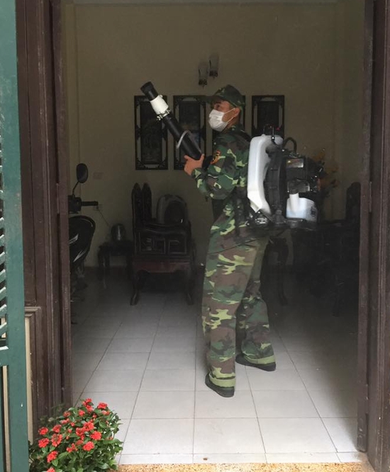 Phun thuốc diệt muỗi