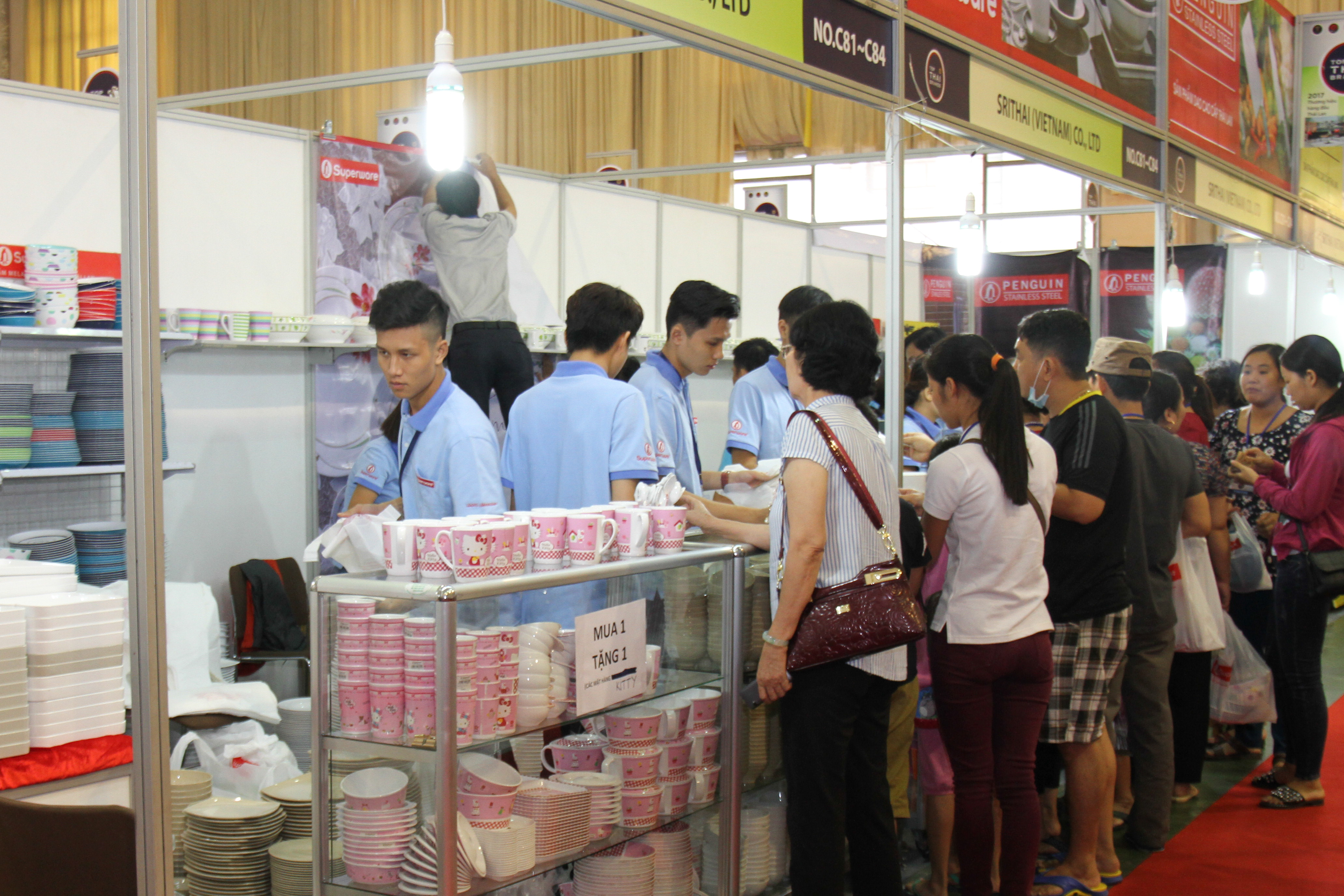 Gian hàng gia dụng thu hút người dân thủ đô