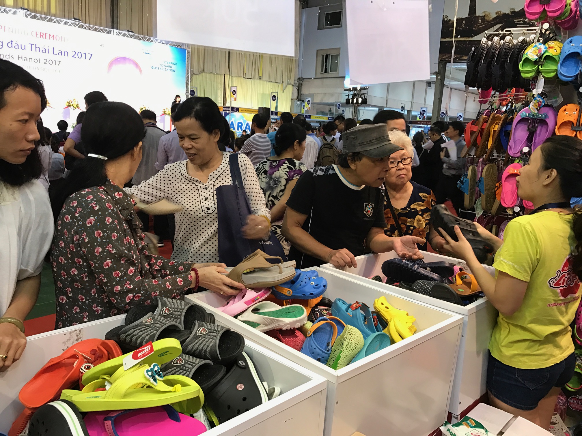 Dân thủ đô đua nhau đi mua hàng Thái Lan