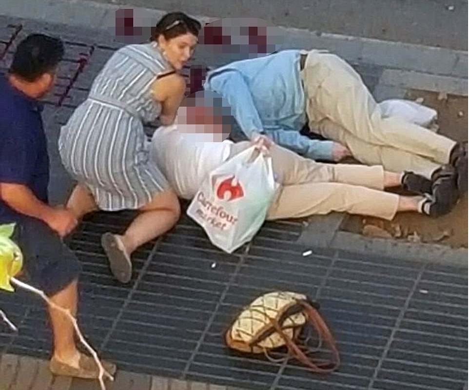 Một nạn nhân đang được cấp cứu