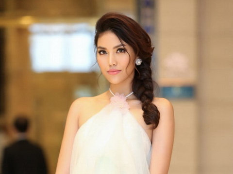 Lan Khuê khoe dáng dịu dàng với váy trắng