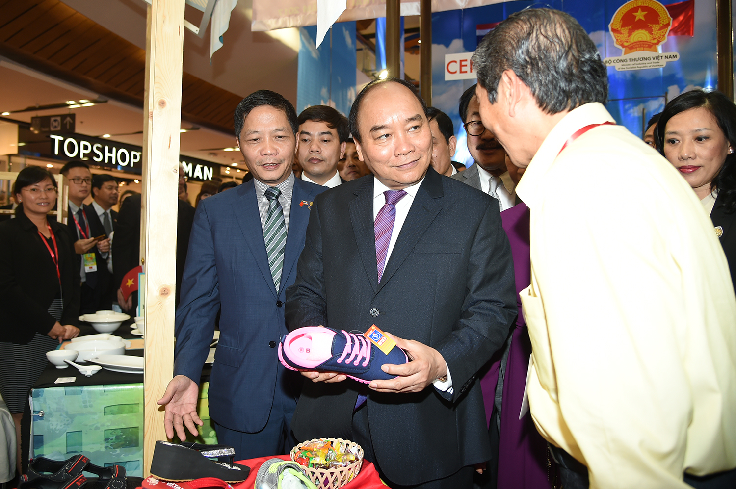 Thủ tướng tham quan gian hàng Việt Nam tại Trung tâm Thương mại Central Plaza Ladprao - Ảnh: VGP/Quang Hiếu