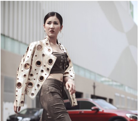 Bảo Như sành điệu dạo phố Sài Thành